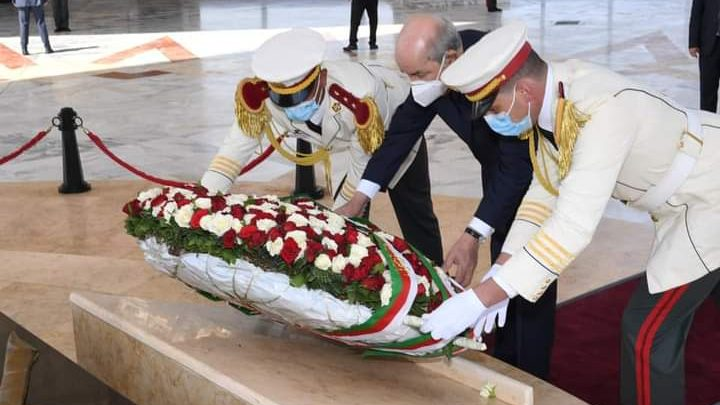 رئيس الجمهورية يضع إكليل الزهور بمقام الشهيد